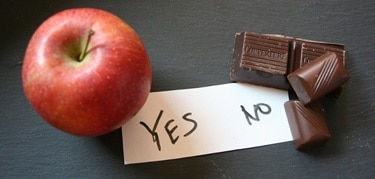 Image of apple or chocolate: self-control or short-term gratification?